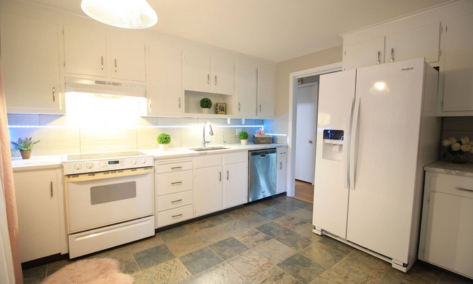 Cheshire Casa | The Heavenly Nest. A charming 3-bedroom house with AC, WiFi in quaint Cheshire