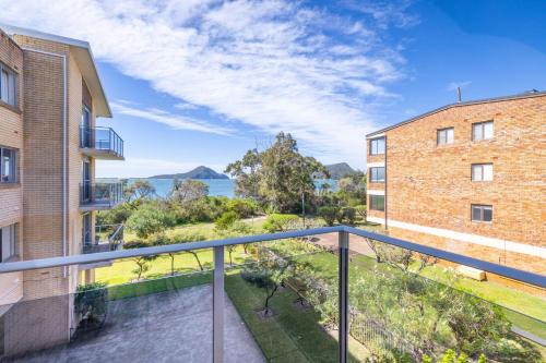 Nelson Bay Apartamento | The Helm 8 hear the waves from Shoal Bay Beach