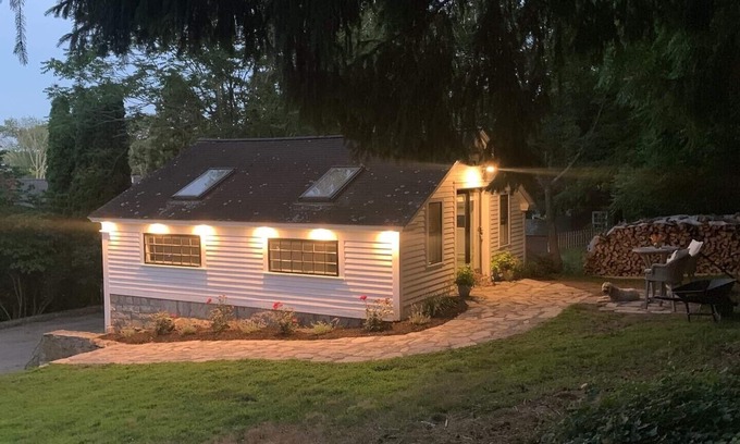 Mystic Apartamento | The Hemingway Carriage House - Romantic & Private Downtown Mystic Getaway
