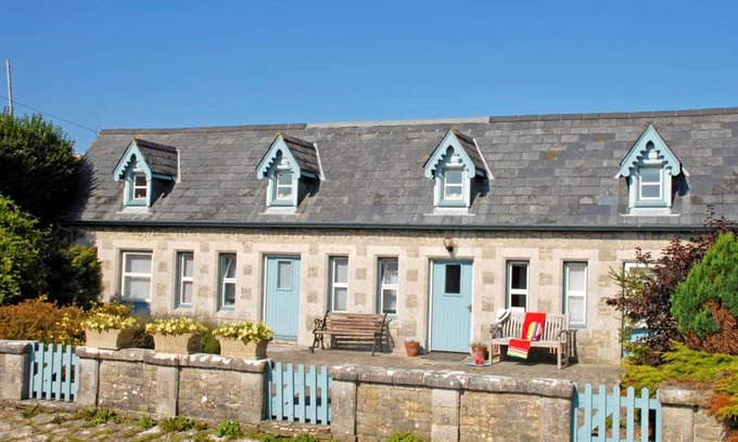 Southerndown Cabaña | THE HEN HOUSE, pet friendly, with a garden in St Brides Major