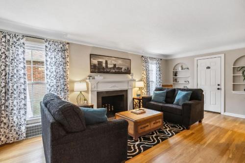 Cuyahoga County Casa | The Henry House I Pet Friendly Cozy Convenient