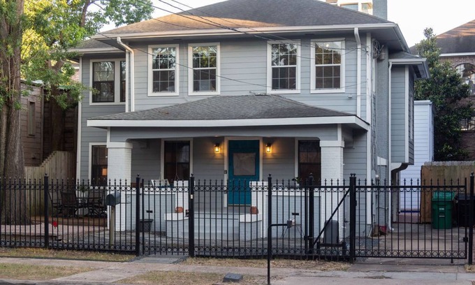 Neartown Casa | The Hera! Luxury Mansion in Montrose w/ Pool 2BR+3