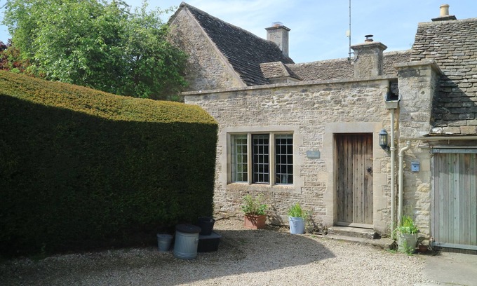 Ampney Crucis Cabaña | THE HERMITAGE, character holiday cottage, with a garden in Poulton