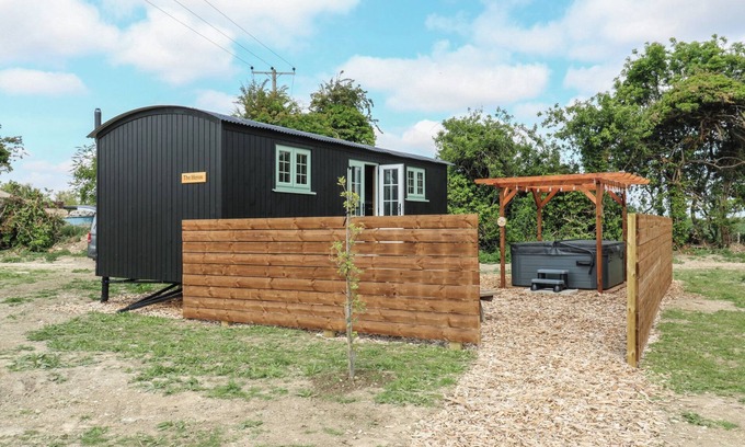 Cambridge Cabaña | THE HERON, pet friendly, with hot tub in Bottisham