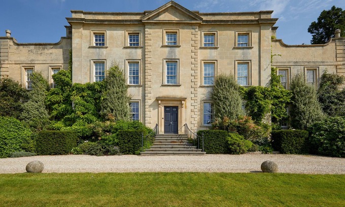Cheltenham Casa | The Hewletts is an impeccably restored and exquisitely-presented Georgian manor home
