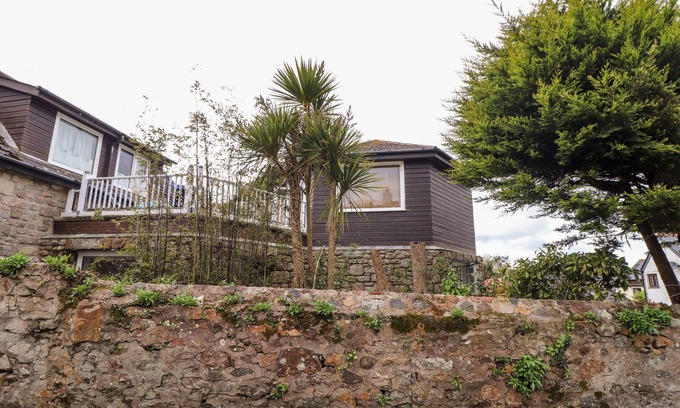 Goldsithney Casa | THE HEXAGON HOUSE, pet friendly, with hot tub in Goldsithney