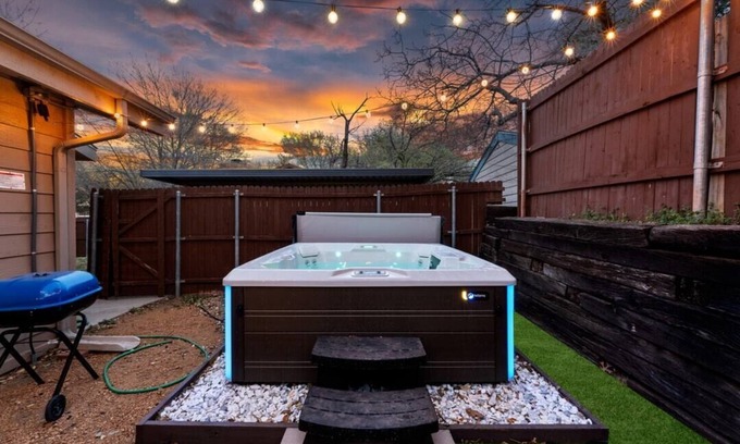 Lewisville Casa | The Hidden Gem: Gig Speed Internet | Saltwater Hot Tub | near DFW