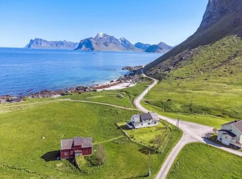 Flakstad Casa | The Hidden Gem - Mountain & Beach View