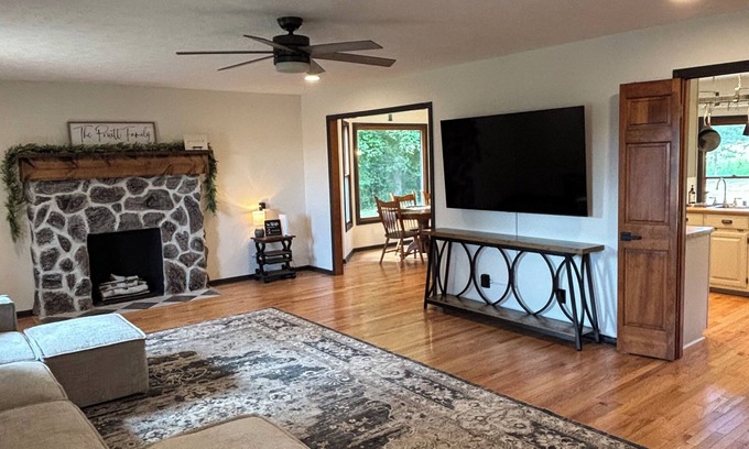 Almo Otro | The Hidden Maple - 10 minutes to MSU - Pet & Kid Friendly - Secluded with Pond!