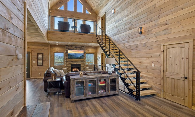 Gatlinburg - Pigeon Forge Cabina | The Hidden Owl Mountain Lodge 5 Bedroom Cabin by RedAwning