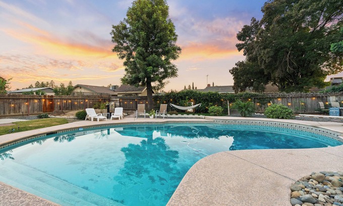 Visalia Casa | The Hidden Paradise / Pool & Spa / Family Friendly / 45 Min To The Sequoias
