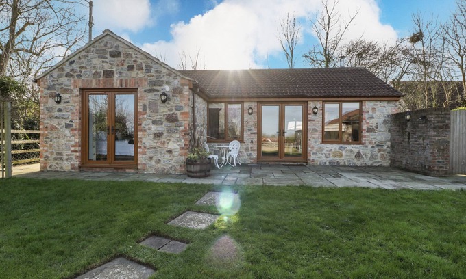 Catcott Casa | THE HIDE, romantic, character holiday cottage in Edington
