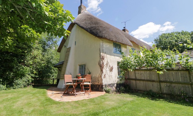 Ottery St Mary Cabaña | THE HIDEAWAY AT BURROW HILL, pet friendly in Ottery St Mary