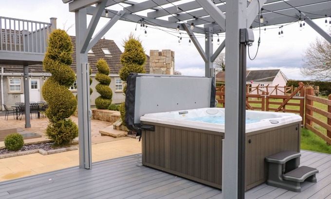 Magherafelt Cabaña | THE HIDEAWAY, character holiday cottage, with hot tub in Moneymore