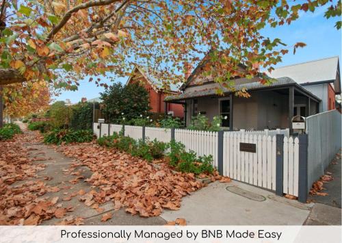 Wagga Wagga Casa | The Hideaway - Charming Cottage, Entertaining Area