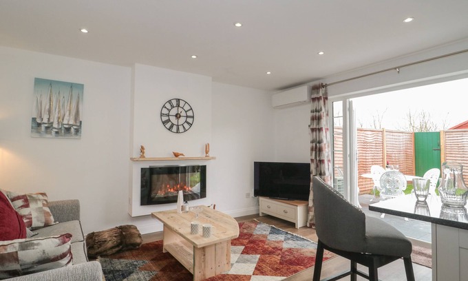 Lympsham Cabaña | THE HIDEAWAY, pet friendly, with hot tub in Brean