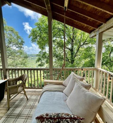 Eureka Springs Casa | The Hideaway House at The Bluebird