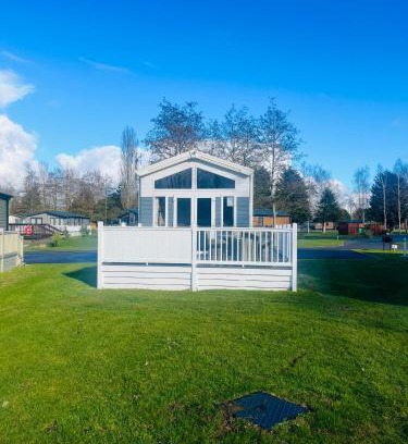 Allerthorpe Casa | The Hideaway Lodge with Hot Tub