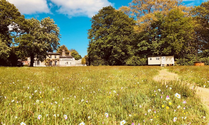 Hopton Cabina | The Hideaway Shepherds Hut & Hot Tub, sleeps 2.