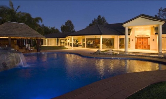 Helensvale Casa | The Hideaway sleeps up to 24 guests