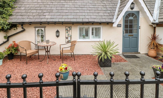 Oakham Cabaña | THE HIDEOUT, family friendly, character holiday cottage in Oakham