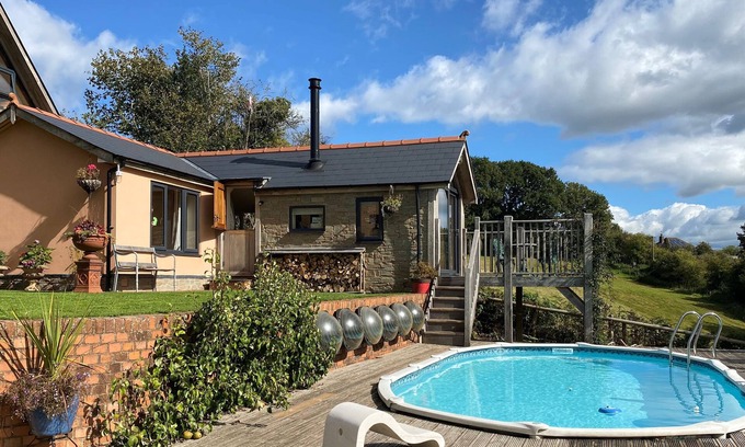 Llangrove Cabaña | THE HIDEOUT, admite mascotas, con piscina en Llangrove, Ref 1013778