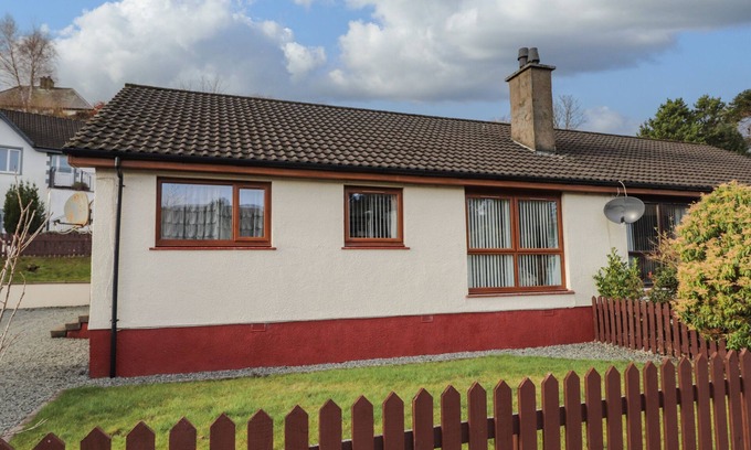Achachork Cabaña | THE HIDEOUT, pet friendly, country holiday cottage in Portree