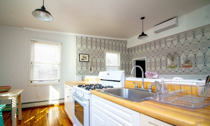 Queens Condominio | The High Tide #9 One Bedroom Suite With Kitchen Hotel Room by Redawning