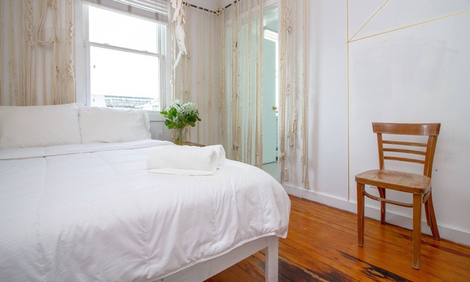 Queens Condominio | The High Tide Studio #1 Studio Bedroom Hotel Room by Redawning