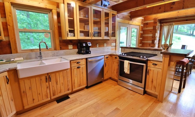 Cherokee Cabina | The Highland: Firepit, Loft Patio, Panoramic Views, Pet friendly, Gas Fireplace, Full Kitchen