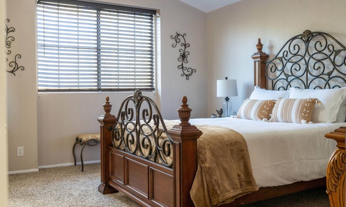 Lancaster Casa | The Highlight of West Lancaster - 1-3 miles from the Fwy, Parks, and Restaurants