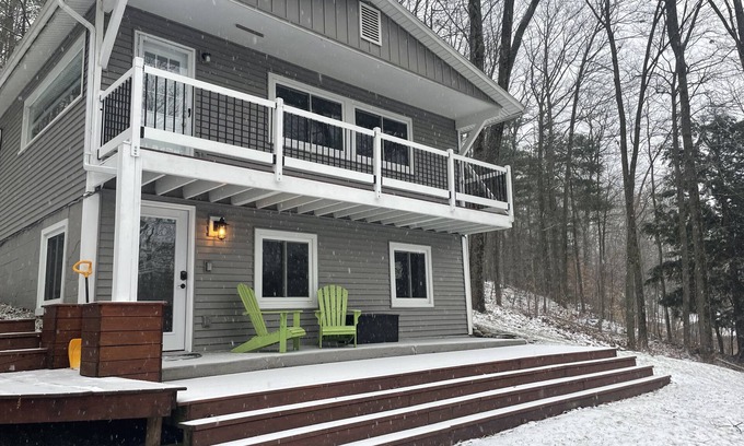Williston South Chalet De Esquí | The HIllside Hideaway - See Stowe, Shop Williston, Dine Burlington! hot tub!