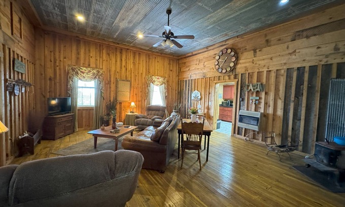 Mountain View Cabina | The Hilltop Cabins - Music Room