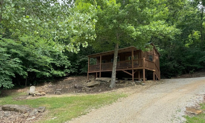 Mountain View Cabina | The Hilltop Cabins - Farmhouse