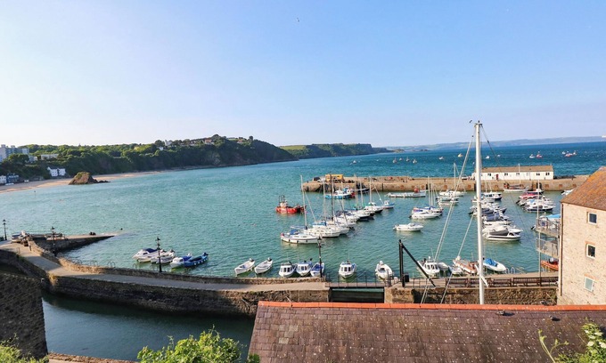 Tenby Cabaña | The Hilton Retreat