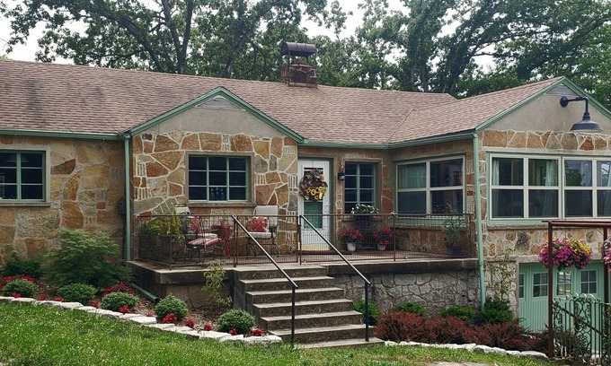 Grove Casa | The Historic Cale House-Grand Lake OK- Waterfront with Dock! PET FRIENDLY!