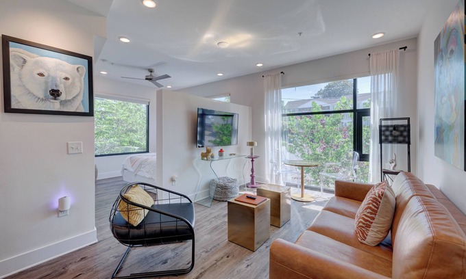 River District Apartamento | The Hive 101 King Suite Pet Friendly by BlueStar