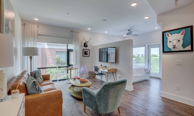 River District Apartamento | The Hive 202 King Balcony by BlueStar
