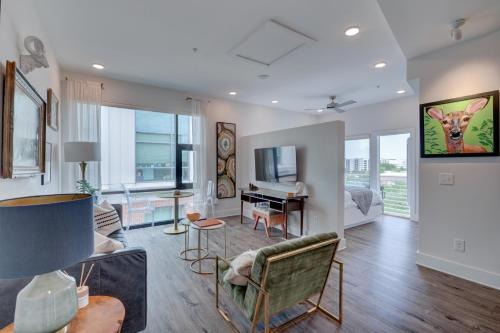 River District Hotel | The Hive 302 King with Balcony