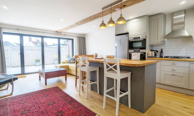 Emsworth Cabaña | The Hive - a cottage that sleeps 4 guests in 2 bedrooms