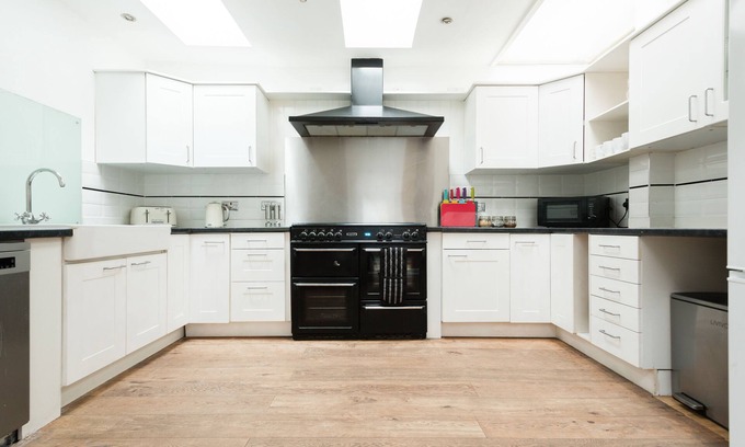 Bath Apartamento | The Hive House - Large Light-Flooded 6BDR Townhouse