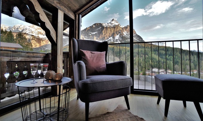 Ehrwald Chalet De Esquí | The Hof Chalet on the Zugspitze with mountain views, private garden, hot tub, sauna.