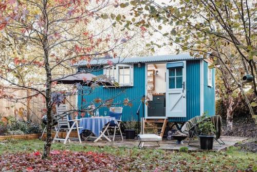 Holcombe Burnell Otro | The Holcombe Hut, Ridgefield House