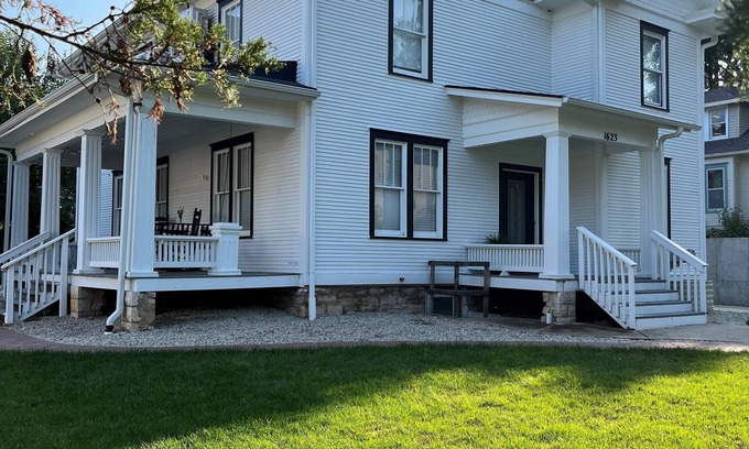 Manhattan Casa | The Holders House- Blocks from Campus and Downtown