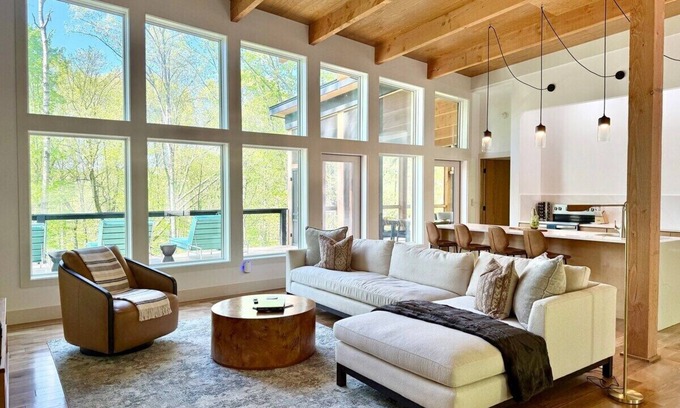 McArthur Cabina | The Hollow House - Modern affordable retreat w/ hot tub, trails & firepit!