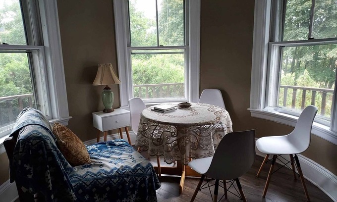 Haverhill Condominio | The home of a Masonic Lodge Master from 1900. A 2 bedroom 2 bath condo.