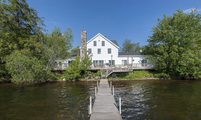 Kauneonga Lake Villa | The Homestead: casa del lago de 14 habitaciones en la pintoresca ciudad de Catskills por Red Cottage Inc.