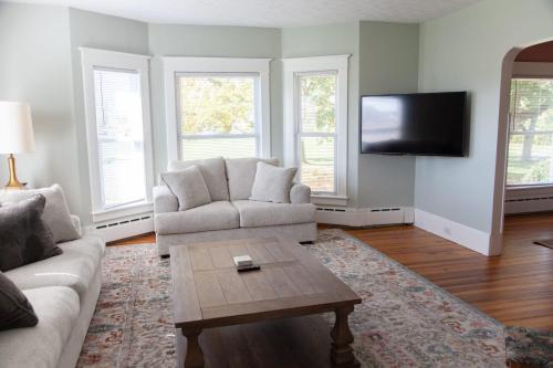 Geneva Casa | The Homestead Historic Charm & Big Backyard