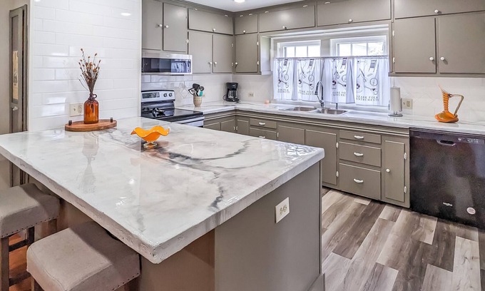 Mountain View Casa | The Homestead on Main ~ walk to historic square