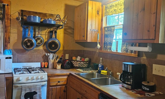 Elgin Cabina | The Honey Hut next to Big South Fork NRRA with AC, wifi, and horse stalls.